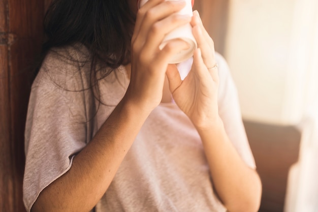 Close-up van een meisje koffie drinken