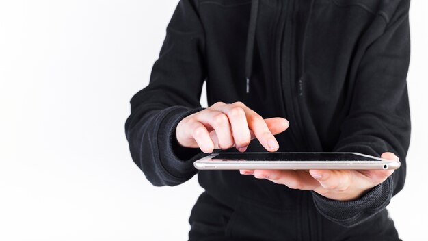 Close-up van een menselijke hand met behulp van digitale tablet