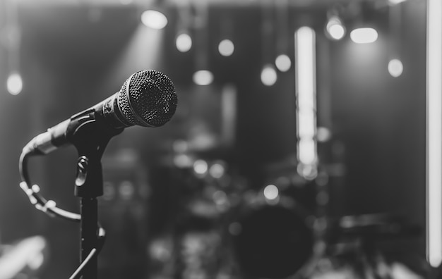 Close up van een microfoon op een concertpodium met mooie verlichting.