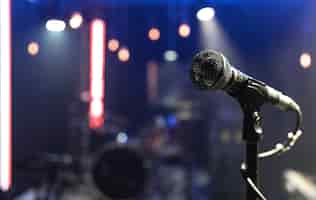 Gratis foto close up van een microfoon op een concertpodium met prachtige verlichting.