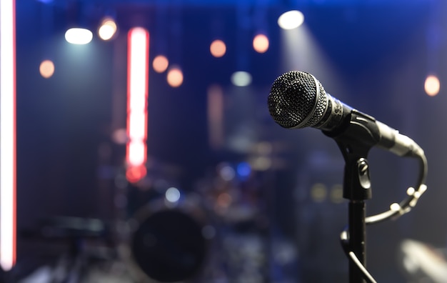 Close up van een microfoon op een concertpodium met prachtige verlichting.