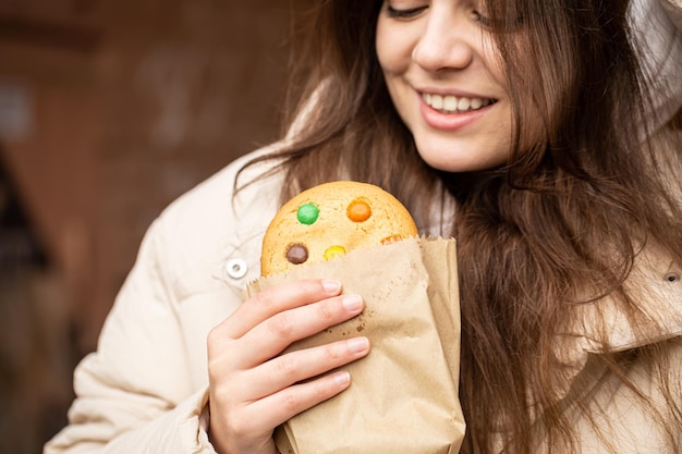 Close-up van een mooie peperkoek in de handen van een vrouw