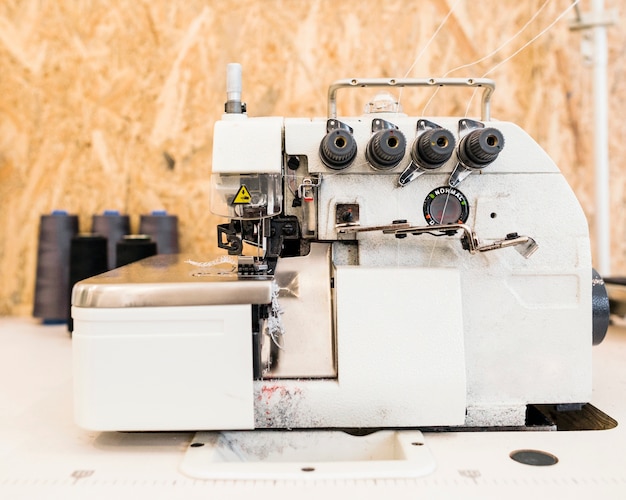 Close-up van een naaimachine in kleermakerswinkel