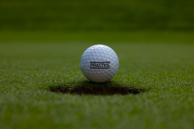 Close-up van een oefentekst geschreven op een golfbal op het gazon onder het zonlicht