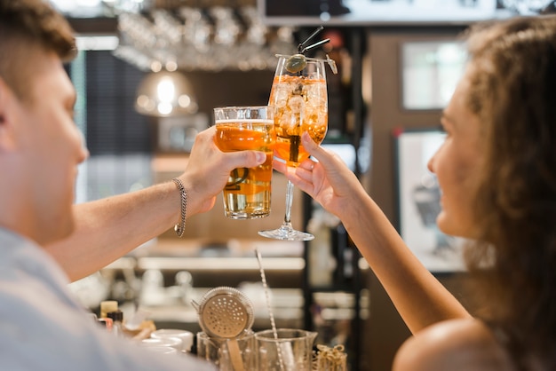 Gratis foto close-up van een paar roosteren drankjes