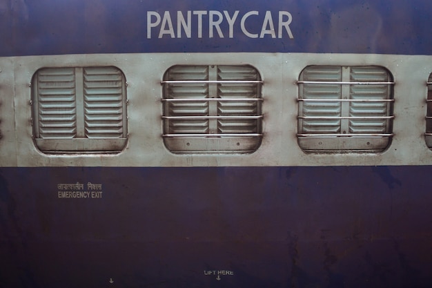 Gratis foto close-up van een pantry auto op een trein