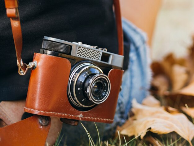 Close-up van een retro fotocamera in een lederen tas