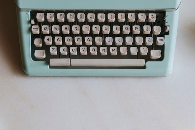 Gratis foto close-up van een retro mint typemachine