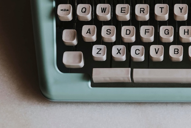 Gratis foto close-up van een retro mint typemachine