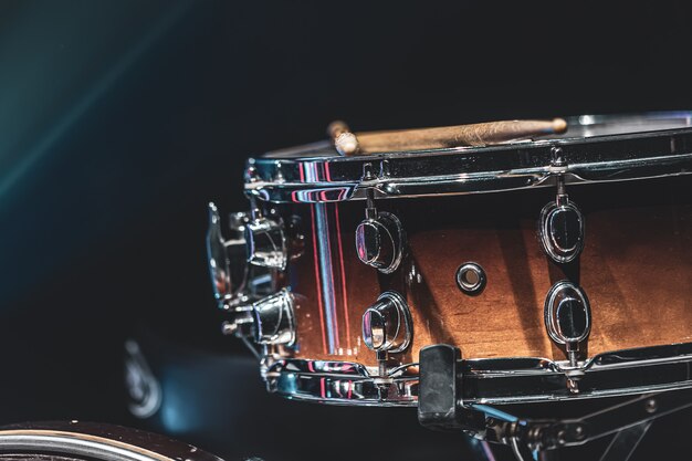 Close-up van een snaredrum, percussie-instrument op een donkere achtergrond met prachtige verlichting, kopieerruimte.