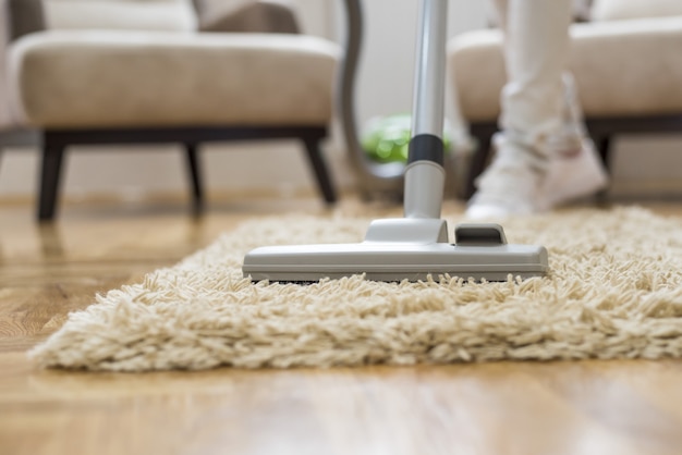 Close-up van een stofzuiger in een woonkamer