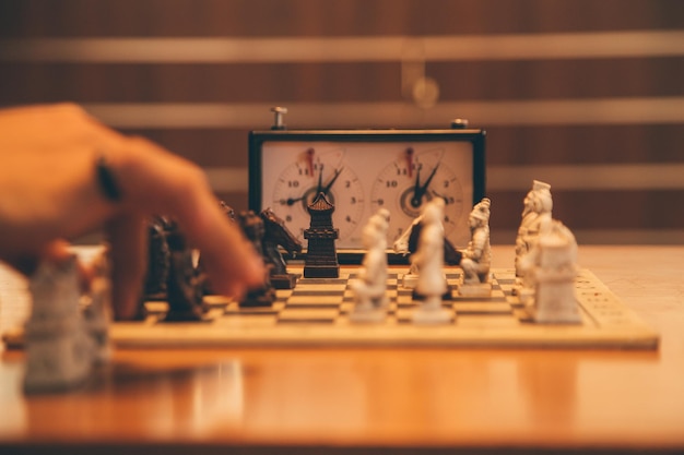 Gratis foto close-up van een tafel met mensen die schaken op een toernooi