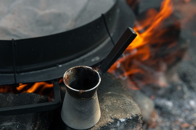 Gratis foto close-up van een turk met koffie op een onscherpe achtergrond.