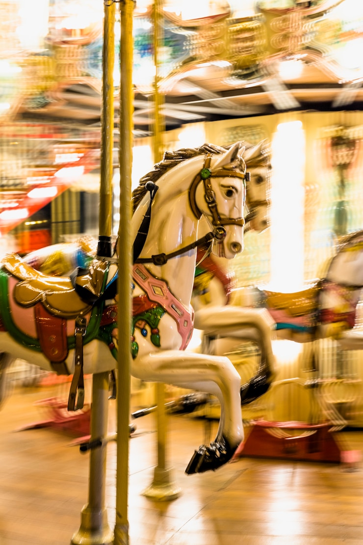 Gratis Foto close-up van een verlichte detail carrouselpaarden