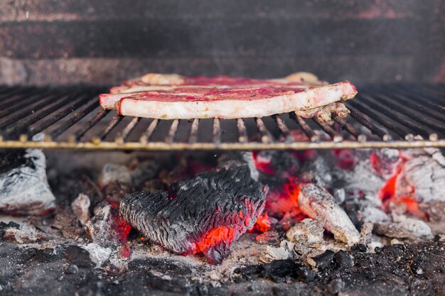 Close-up van een vlees op barbecuegrill