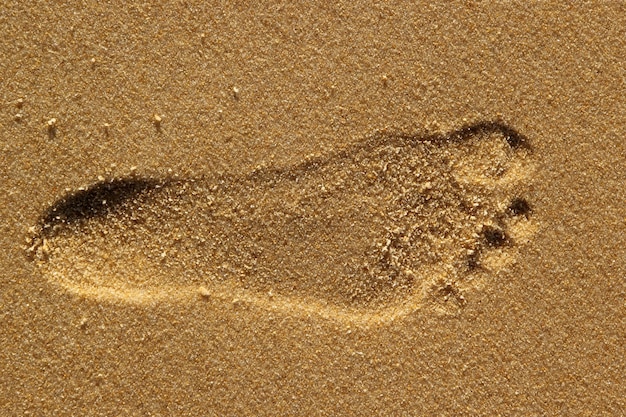 Gratis foto close-up van een voetafdruk van een mens op zand