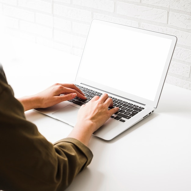 Close-up van een vrouw die aan laptop werkt