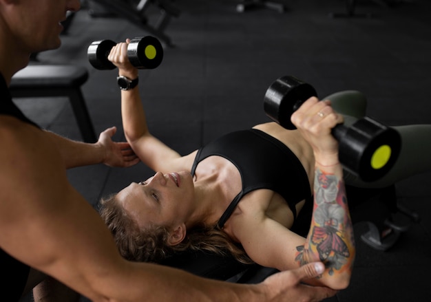 Close-up van een vrouw die traint met halters