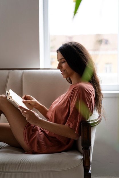 Gratis foto close-up van een vrouw in haar intimiteitsmomenten