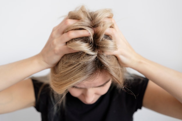 Close-up van een vrouw met roosproblemen