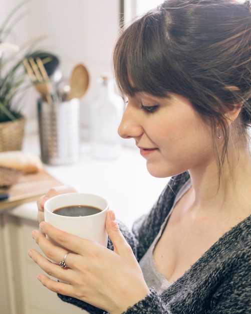 Gratis foto close-up van een vrouw met zwarte thee