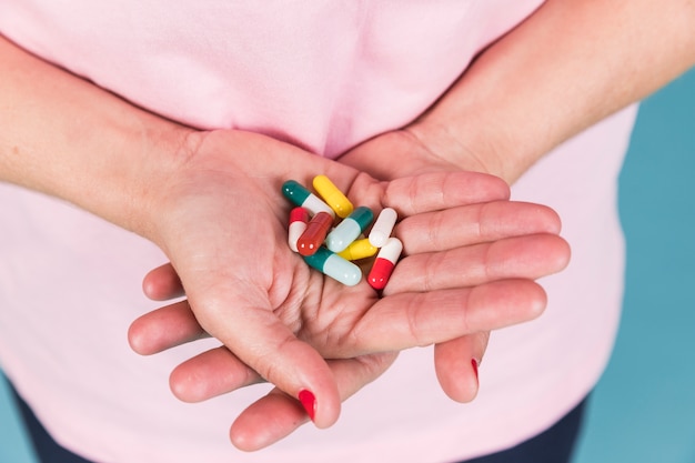 Close-up van een vrouwelijke hand met capsule in de hand