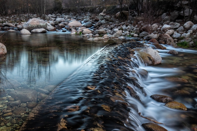 Gratis foto close-up van een waterval van water in het bos