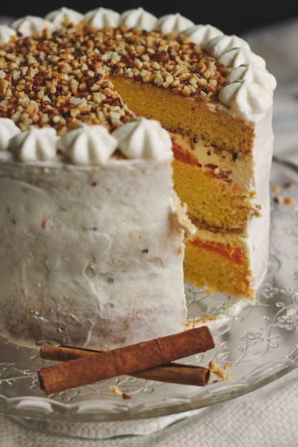 Gratis foto close-up van een witte heerlijke kerst gesneden cake met noten en mandarijn