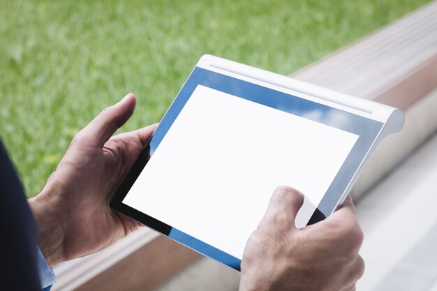 Close-up van een zakenman die digitale tablet gebruiken