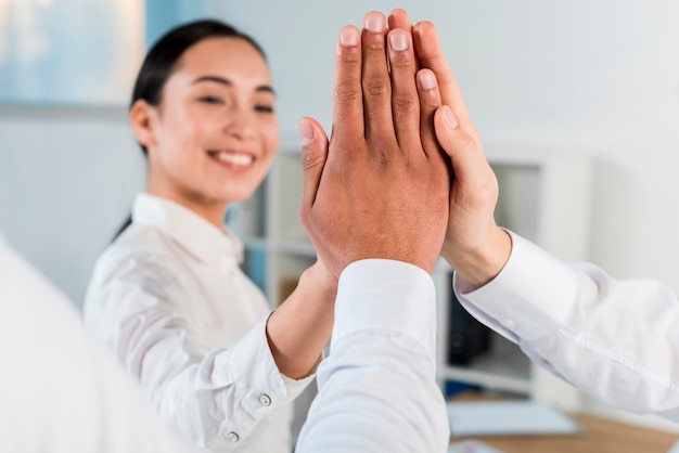 Close-up van een zakenvrouw high-five te geven aan zijn zakelijke partners