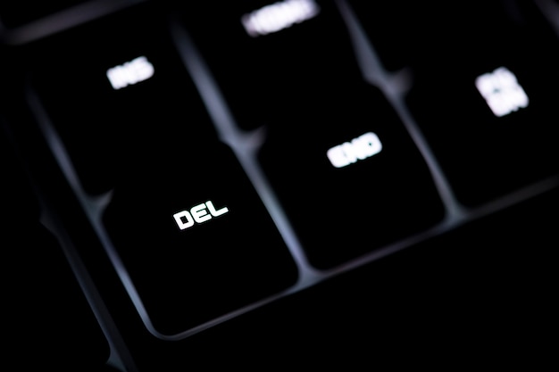 Close-up van een zwart computertoetsenbord en DEL-knoop