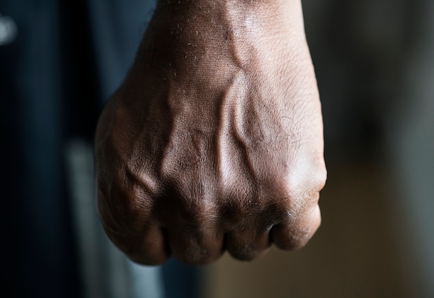 Close-up van een zwarte hand in vuist