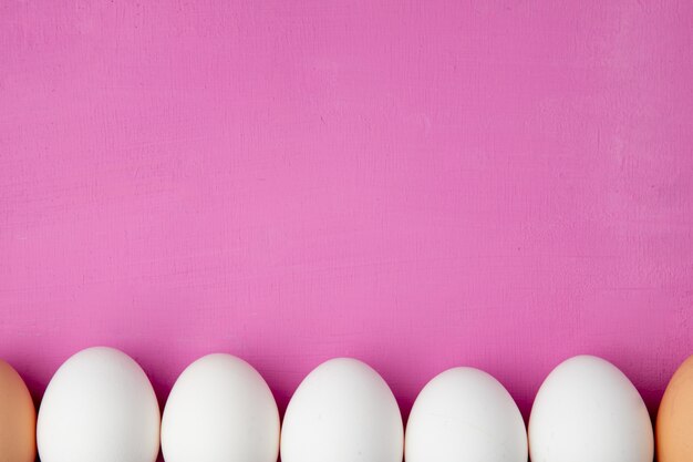 Close-up van eieren op paarse achtergrond met kopie ruimte