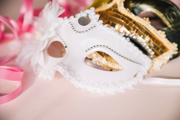 Gratis foto close-up van elegante feestelijke maskers