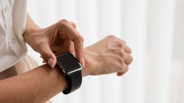 Close-up van elegante onderneemster met smartwatch en exemplaarruimte