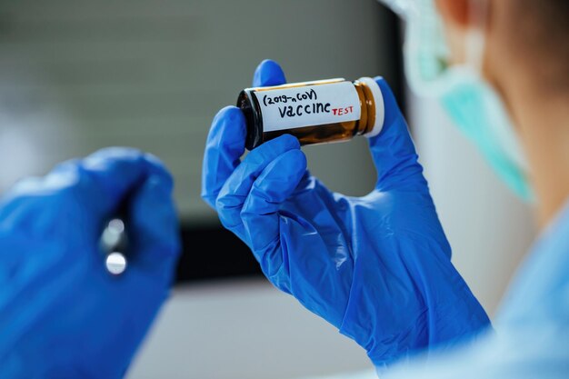 Close-up van epidemioloog die onderzoek doet naar coronavirusvaccin terwijl hij in een laboratorium werkt