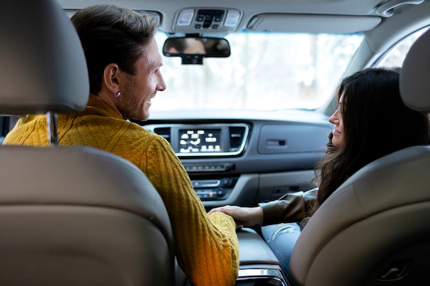 Gratis foto close-up van familie die met de auto reist