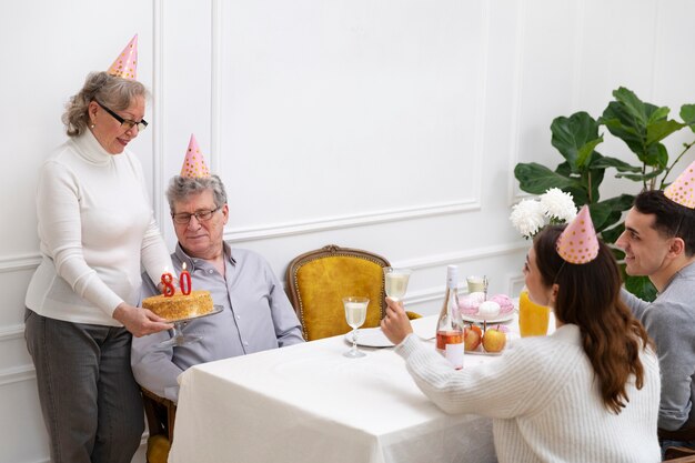 Close-up van familieleden die aan tafel zitten