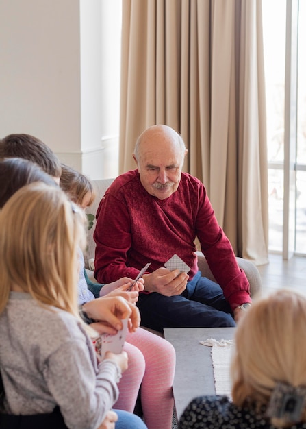 Close-up van familieleden speelkaarten