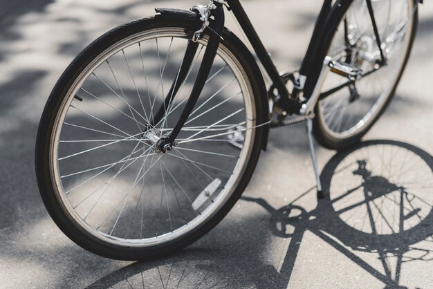 Close-up van fiets die op straat in zonlicht wordt geparkeerd