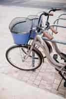 Gratis foto close-up van fiets geparkeerd in rek