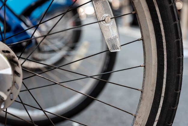 Close-up van fietsbanden met vage achtergrond