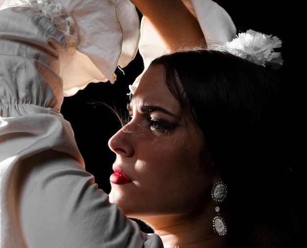 Gratis foto close-up van flamenca die handen opheft