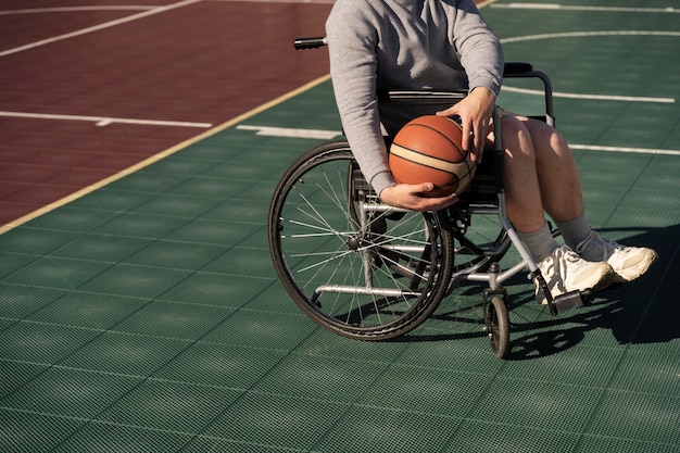 Gratis foto close-up van gehandicapte die bal vasthoudt