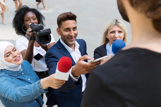 Gratis foto close-up van geïnterviewde met microfoon die verklaringen aflegt