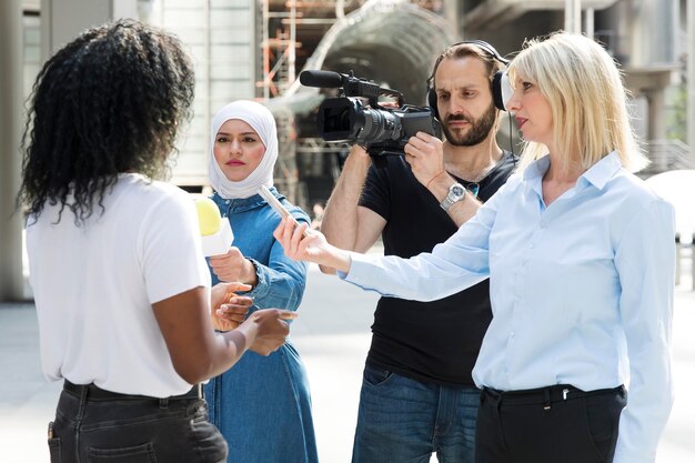 Close-up van geïnterviewde met microfoon die verklaringen aflegt