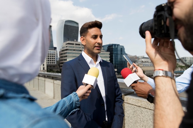 Gratis foto close-up van geïnterviewde met microfoon die verklaringen aflegt