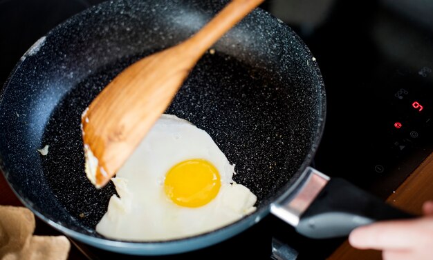 Close-up van gekookt gebraden ei op de pan