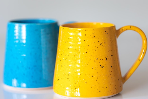 Gratis foto close-up van gele en blauwe keramische kopjes