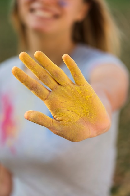Close-up van gele gepoederde hand